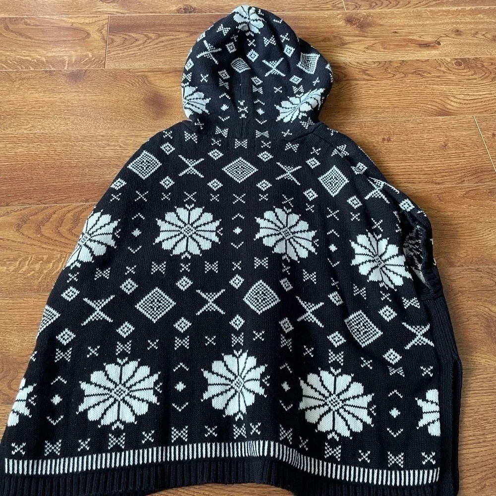 Old Navy Black & White nordic hooded knit poncho in size M